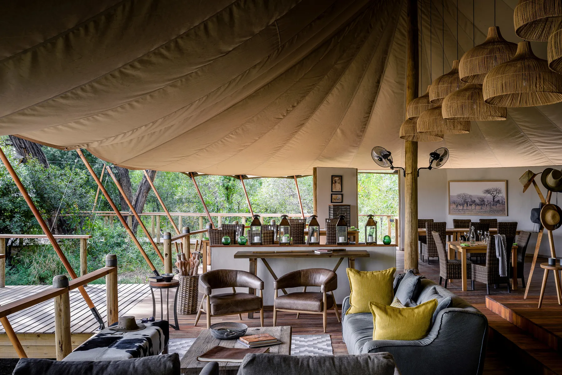 Salon sous tente d'un camp de luxe