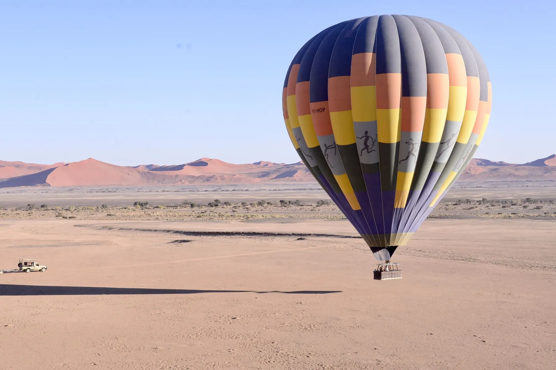 Montgolfière au lever du jour au-dessus des dunes du Namib