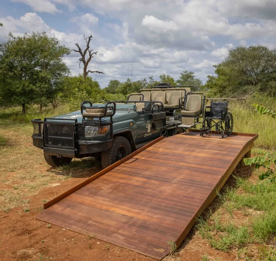 Rampe d'accès pensée pour les personnes à mobilité réduite dans un lodge de safari