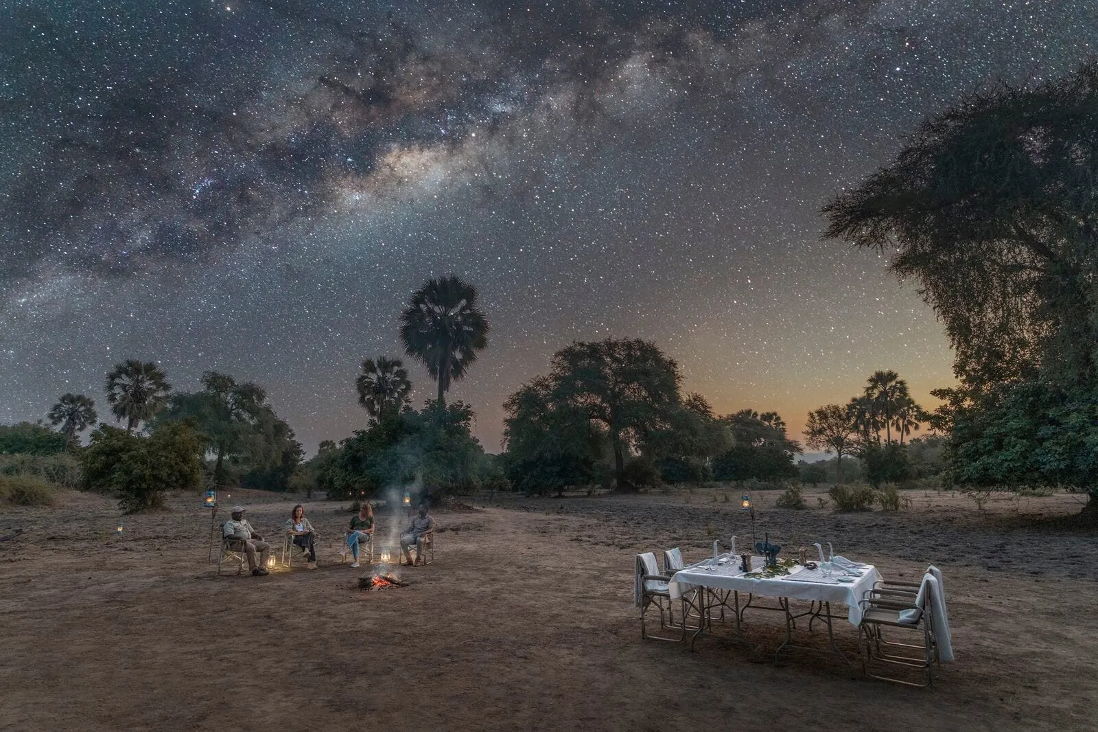 Dîner sous la Voie lactée dans la brousse