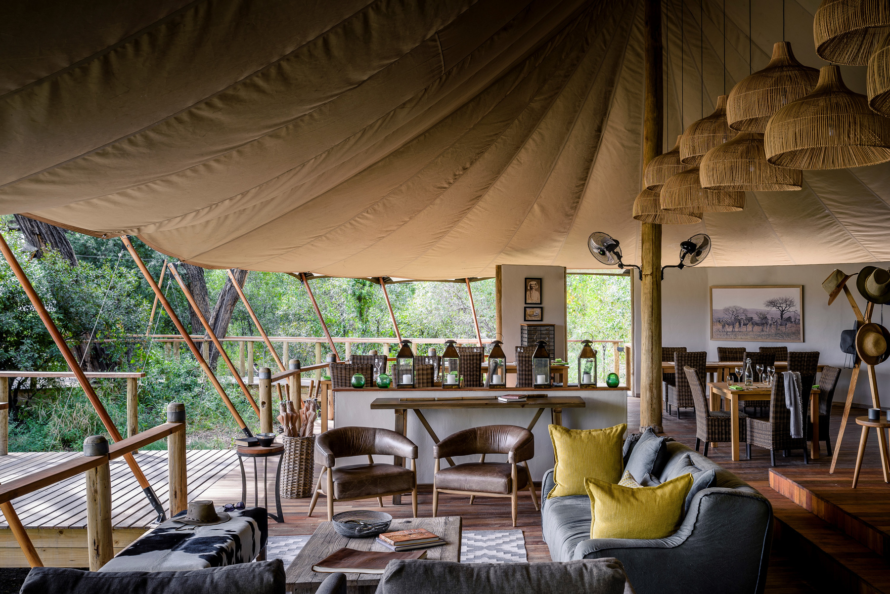 Salon sous tente d'un camp de luxe au Botswana